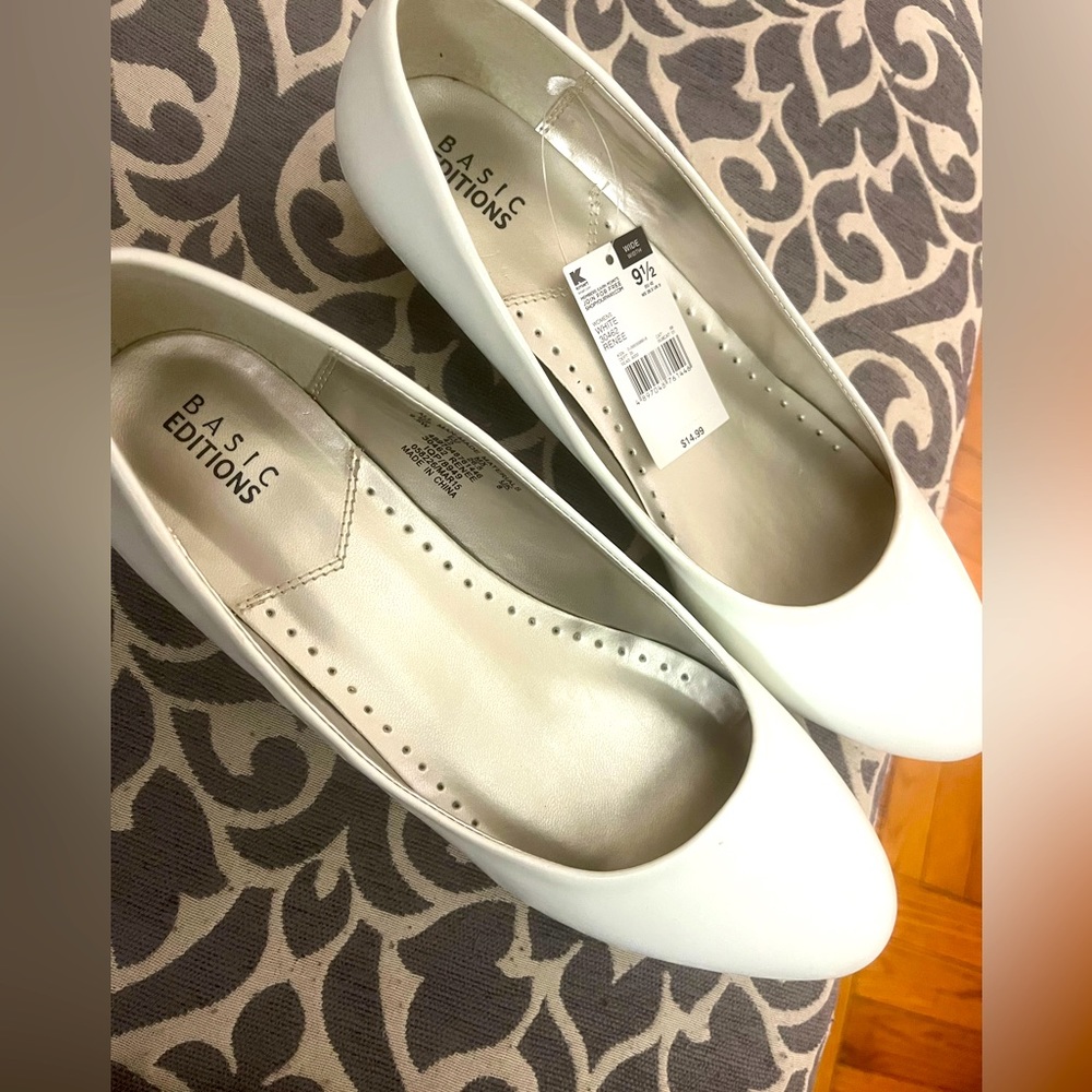 Basic Edition women’s low heel white pumps (Size 9.5 Wide)